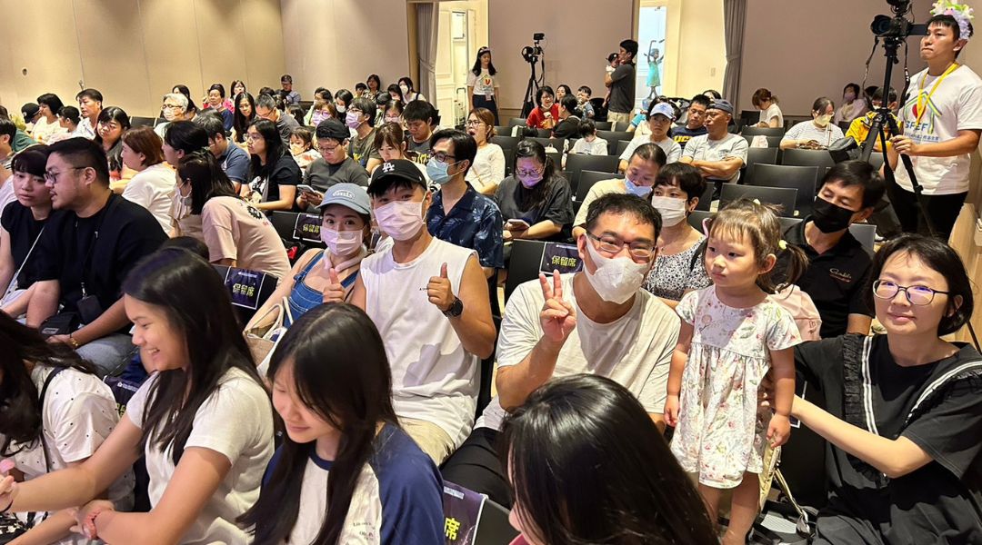 孩子與家長都能自在席地而坐，沉浸在輕鬆歡樂的藝術氛圍中。