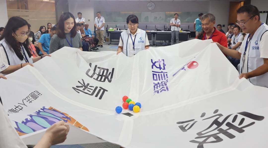 1.▲安信建經夥伴與企鵝家族貴賓合作，利用布的擺動將小球滾入布中間的洞
