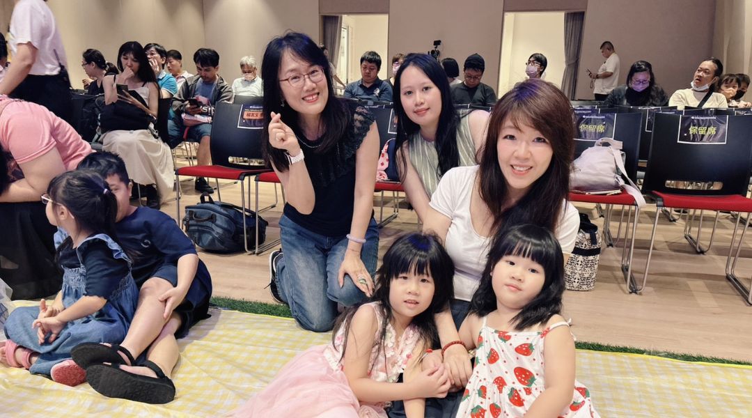 孩子與家長都能自在席地而坐，沉浸在輕鬆歡樂的藝術氛圍中。