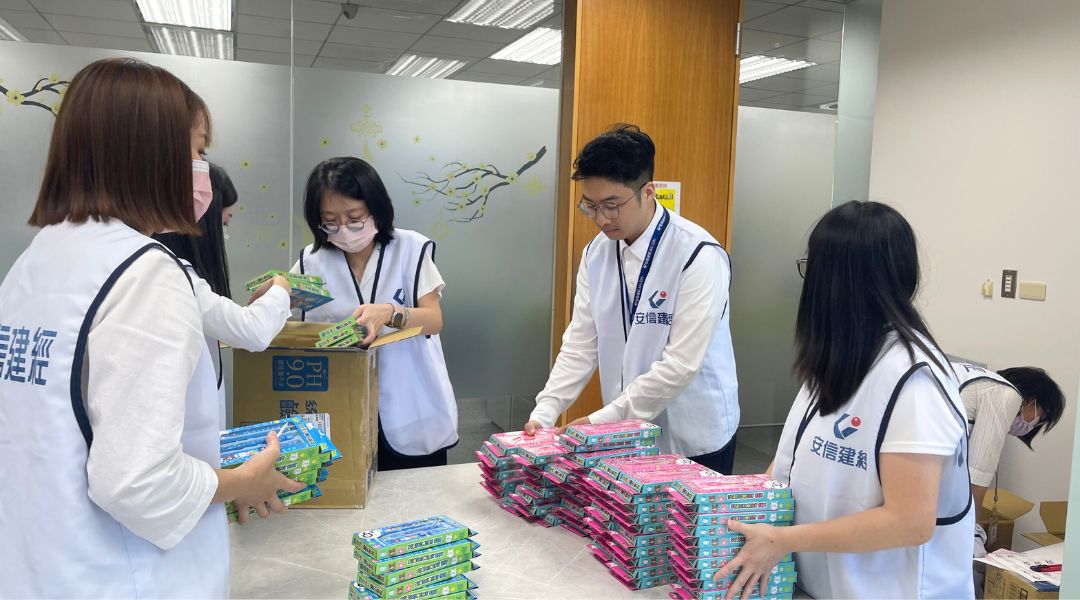 安信建經準備文具組，希望每一位現場觀眾都能將這份溫暖的祝福帶回家